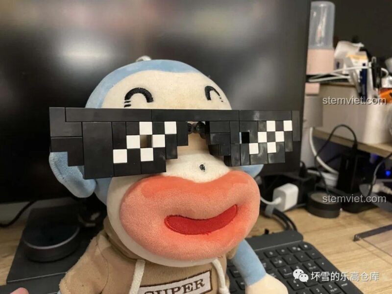 Kính pixel của bộ đồ chơi Thug Life Sembo 707901C được đeo trên gấu bông, thể hiện khả năng điều chỉnh gọng, phù hợp cho bé trai 6 tuổi.