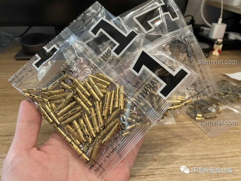 Cận cảnh các mảnh ghép màu vàng kim loại của bộ đồ chơi Thug Life Sembo 707901C, chi tiết cao, tạo nên dây chuyền vàng ấn tượng.