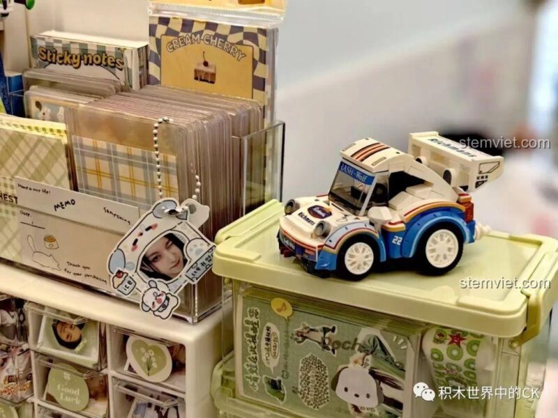 Góc nhìn phía sau của bộ lắp ghép Xe Đua Hoạt Hình SEMBO 714500 màu xanh lam, nổi bật cánh gió lớn.