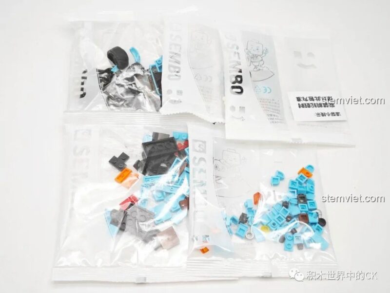 Xe Đua Q-Style SEMBO 714500 màu xanh trắng cùng minifigure người lái, tạo nên cảnh chơi sống động cho bé trai.