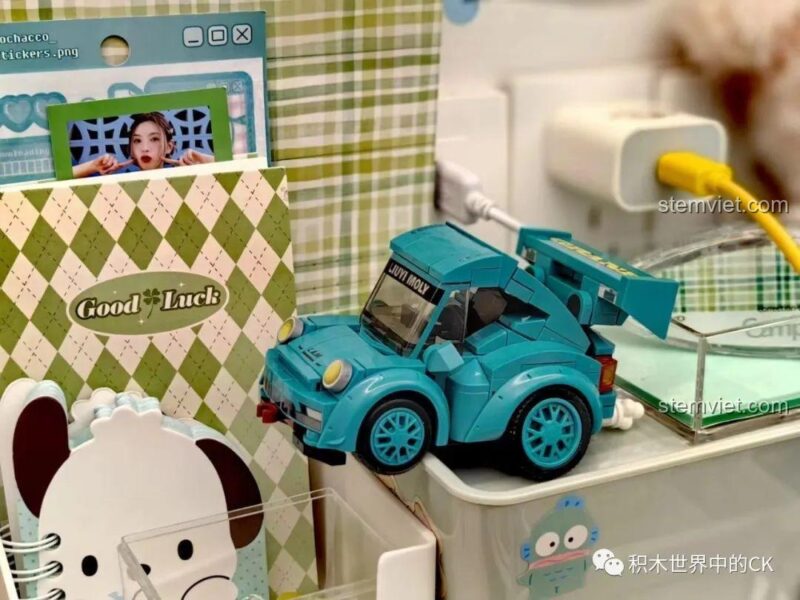 Xe Đua Siêu Tốc Mini SEMBO 714500 màu trắng nổi bật trên nền hoa, thể hiện vẻ đẹp tinh tế.