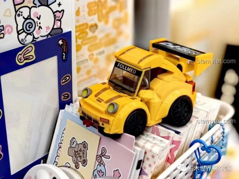 Hai mẫu xe trong bộ đồ chơi Xe Đua Phong Cách Chibi SEMBO 714500 cùng minifigure gấu con, tạo nên bộ sưu tập ấn tượng.