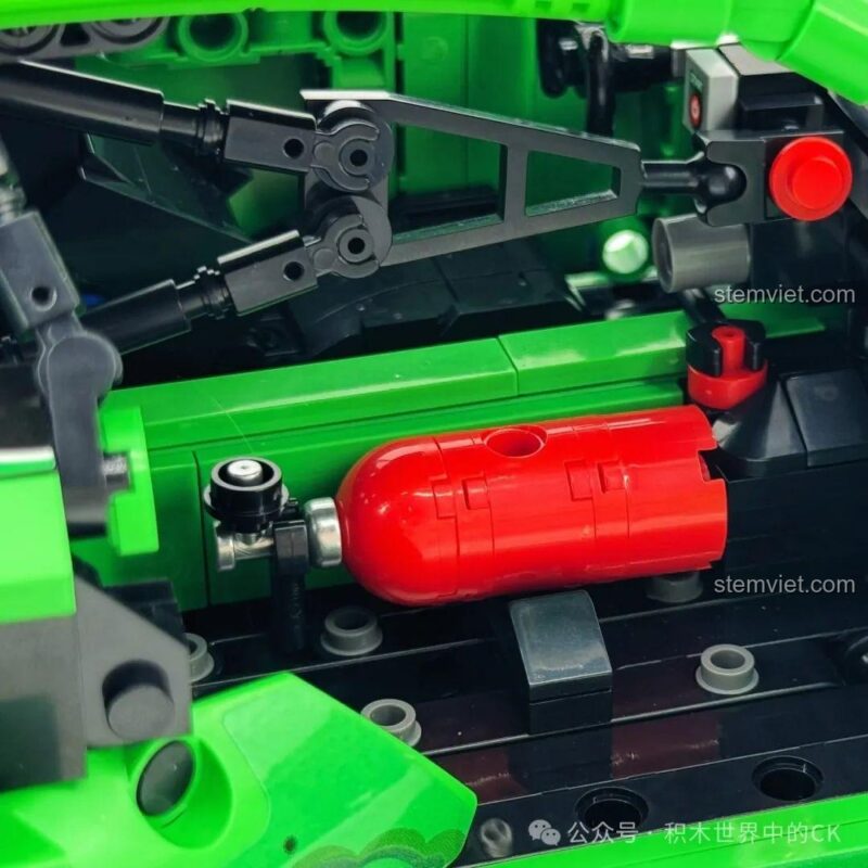Chi tiết bánh xe và đĩa phanh của đồ chơi mô hình 715019 Sembo Xe Porsche Bá Vương Long RC, với logo 'EXCELLENG' trên lốp, tăng tính thẩm mỹ.