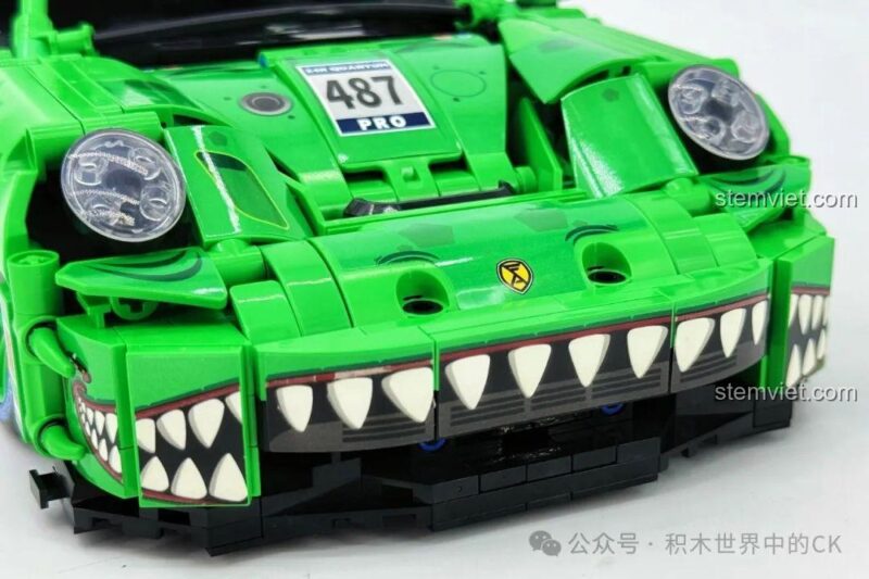 Mô hình Sembo 715019 Xe thể thao Porsche Bá Vương Long nhìn từ dưới lên, lộ rõ cấu trúc khung gầm và hệ thống treo.