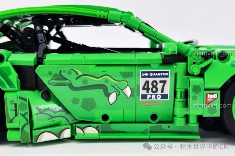 Cận cảnh hệ thống treo và lái phía trước của đồ chơi lắp ráp Sembo 715019 Siêu xe Porsche Bá Vương Long, thể hiện cơ cấu kỹ thuật phức tạp.