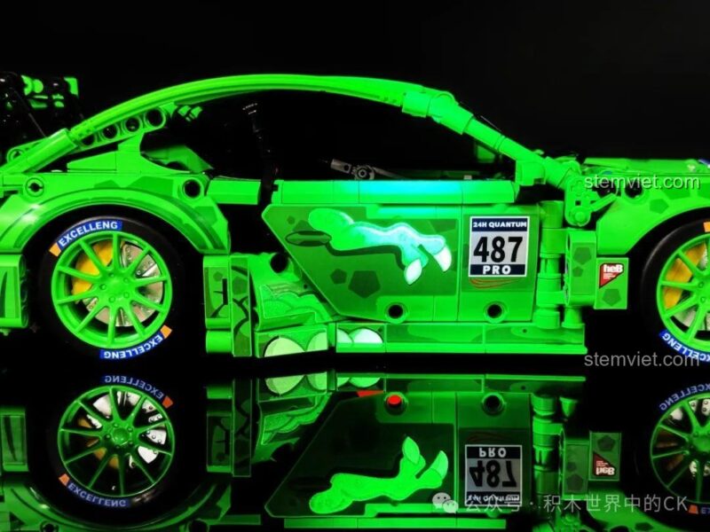 Mô hình 715019 Sembo bộ đồ chơi Xe Porsche Bá Vương Long RC phát sáng, góc 3/4 phía trước, thể hiện rõ các đường viền và chi tiết dạ quang.