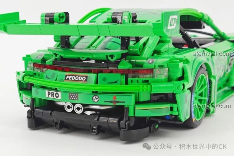 Cận cảnh ống xả kép phía sau của bộ đồ chơi Xe Porsche Bá Vương Long, với chi tiết 'FEDODO' và 'PRO', tăng tính chân thực cho xe đua.