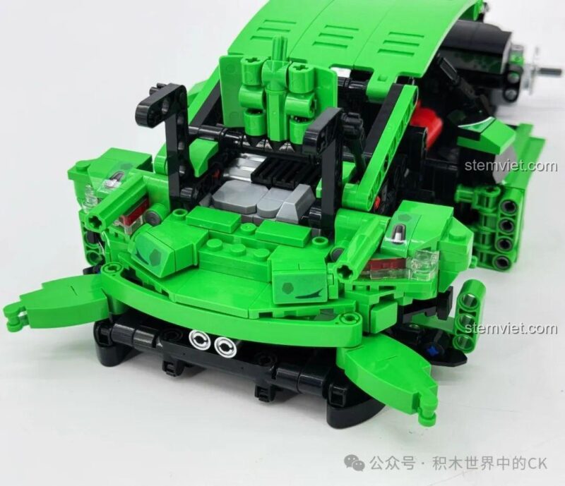 Khung gầm cơ bản của đồ chơi mô hình 715019 Sembo, cho thấy cấu trúc vững chắc và các điểm kết nối cho các chi tiết tiếp theo.