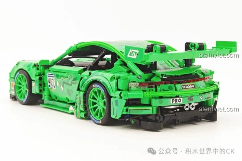 Mô hình bộ đồ chơi Xe Porsche Bá Vương Long RC đã hoàn thành, góc 3/4 phía trước, thể hiện thiết kế hầm hố và màu xanh lá nổi bật.