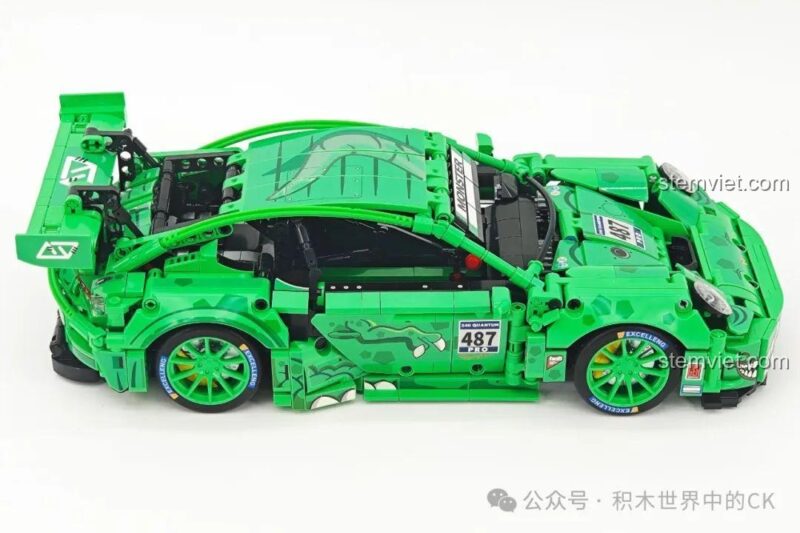 Mô hình đồ chơi xây dựng Xe đua Porsche Bá Vương Long nhìn trực diện từ phía trước, với thiết kế cản trước hình răng nanh độc đáo.