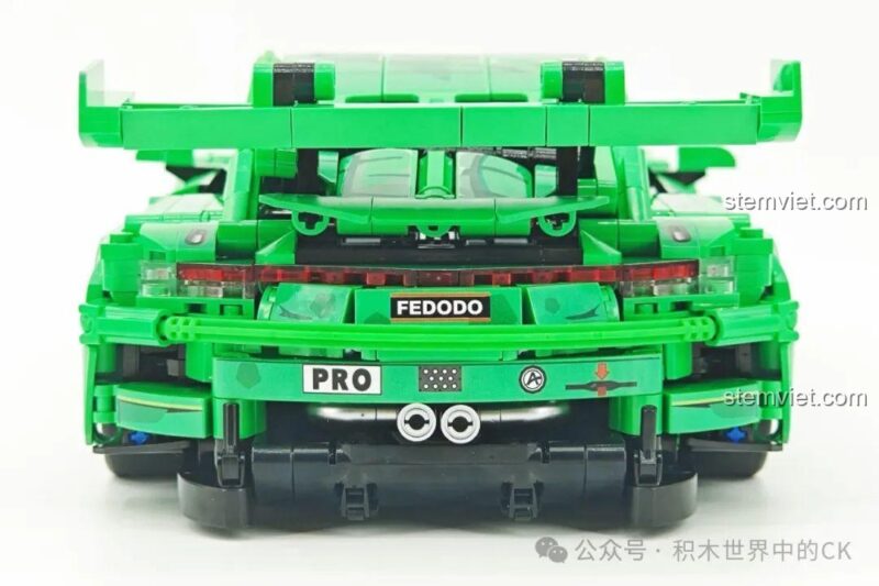 Mô hình đồ chơi lắp ráp Sembo 715019 Siêu xe Porsche Bá Vương Long nhìn từ bên hông, cho thấy tỉ lệ 1:14 chân thực và các đường nét thiết kế tinh xảo.