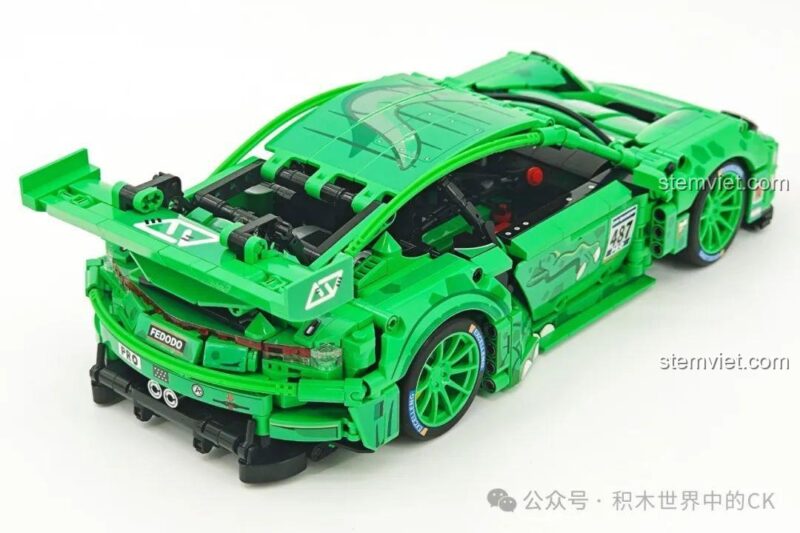 Mô hình đồ chơi mô hình 715019 Sembo Xe Porsche Bá Vương Long RC đã hoàn thành, góc 3/4 phía sau, nổi bật với cánh gió lớn và đèn hậu.
