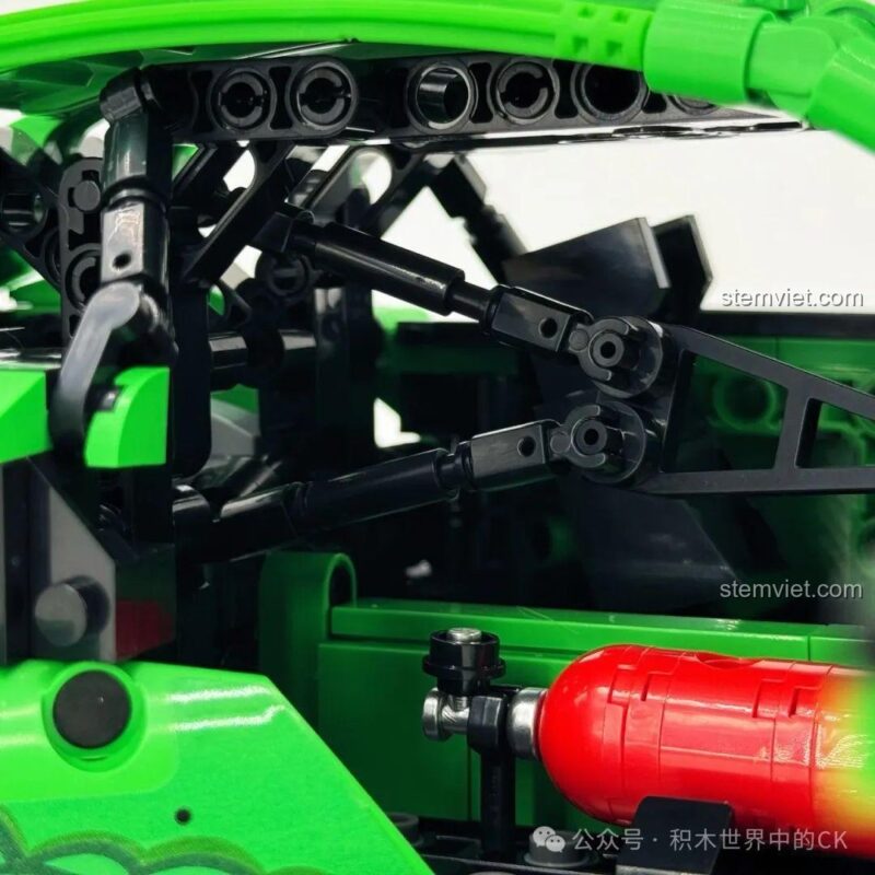 Cận cảnh decal hình móng vuốt quái vật trên thân xe đồ chơi xây dựng Xe đua Porsche Bá Vương Long, nhấn mạnh chủ đề 'Bá Vương Long' độc đáo.