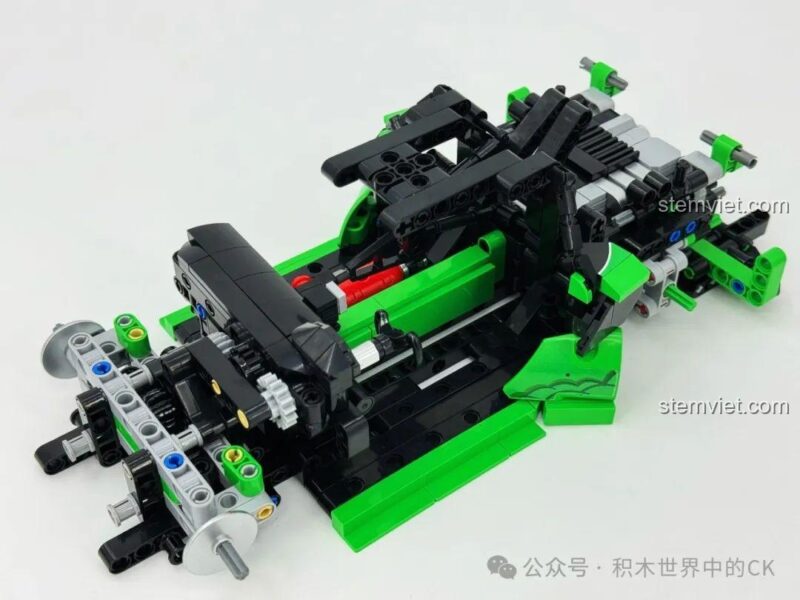 Sách hướng dẫn lắp ráp và bộ sticker của bộ đồ chơi 715019, giúp bé trai 6 tuổi dễ dàng hoàn thành mô hình Xe Porsche Bá Vương Long RC.