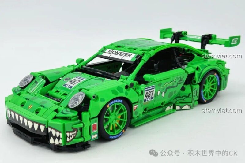 Quá trình lắp ráp phần thân bên của Sembo 715019 Xe thể thao Porsche Bá Vương Long, cho thấy các đường nét khí động học và chi tiết trang trí.