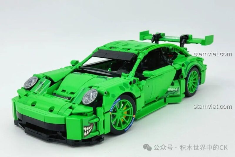 Phần đầu xe đang được lắp ráp của Mô hình Porsche Bá Vương Long đồ chơi lắp ráp, với các chi tiết đèn pha và cản trước hầm hố.