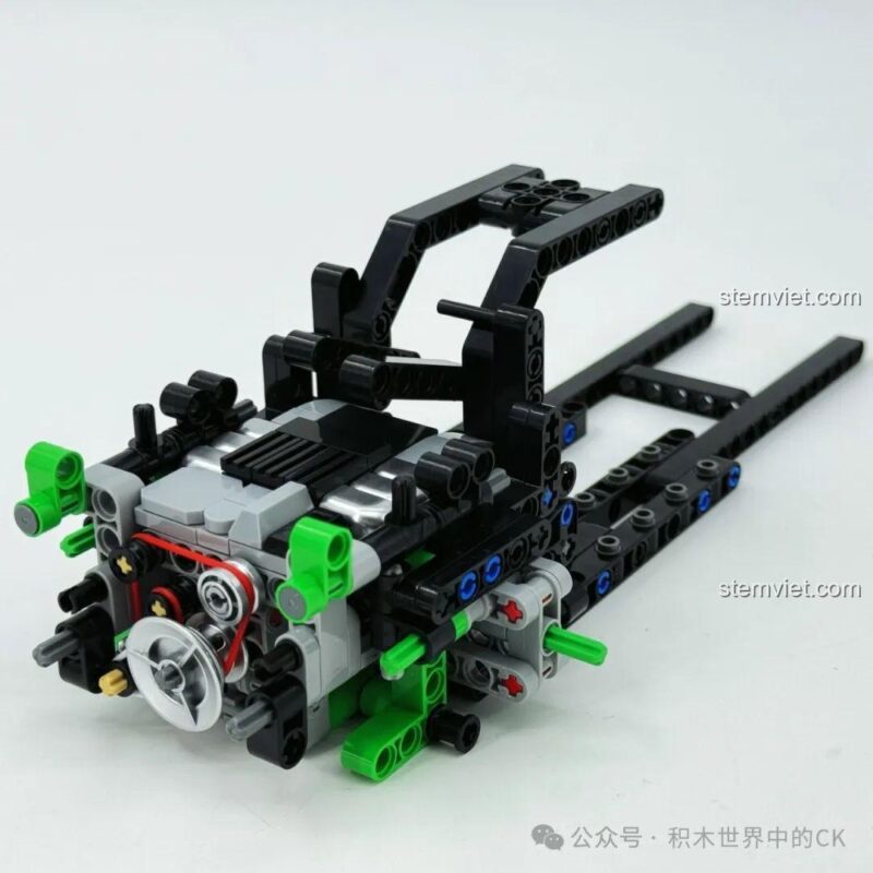 Cận cảnh các túi mảnh ghép của đồ chơi lắp ghép Xe Porsche Bá Vương Long, cho thấy chất lượng nhựa cao cấp và màu sắc xanh lá nổi bật.