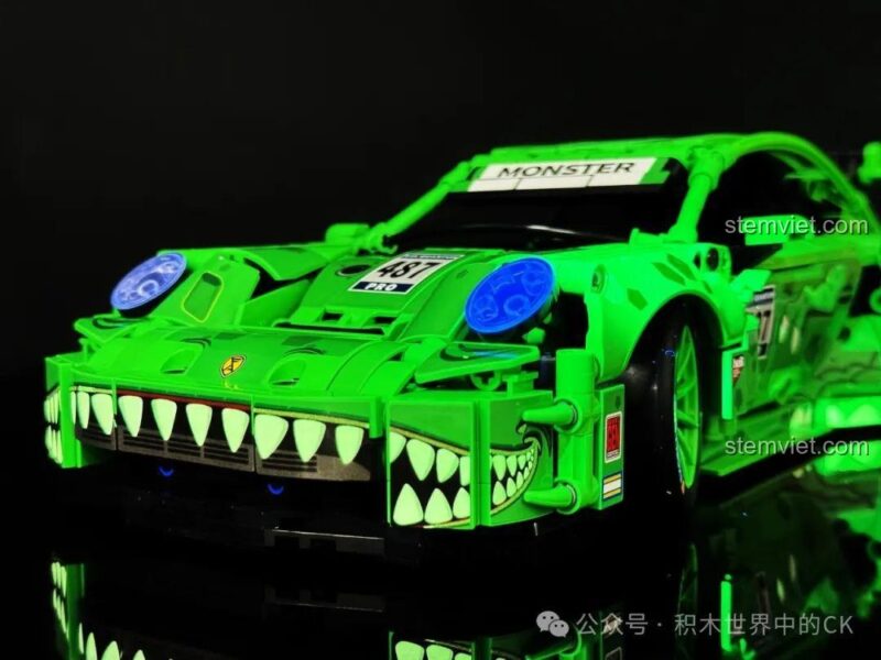 Mô hình Mô hình Porsche Bá Vương Long đồ chơi lắp ráp phát sáng trong bóng tối, nổi bật với các chi tiết đèn và decal hình răng nanh.