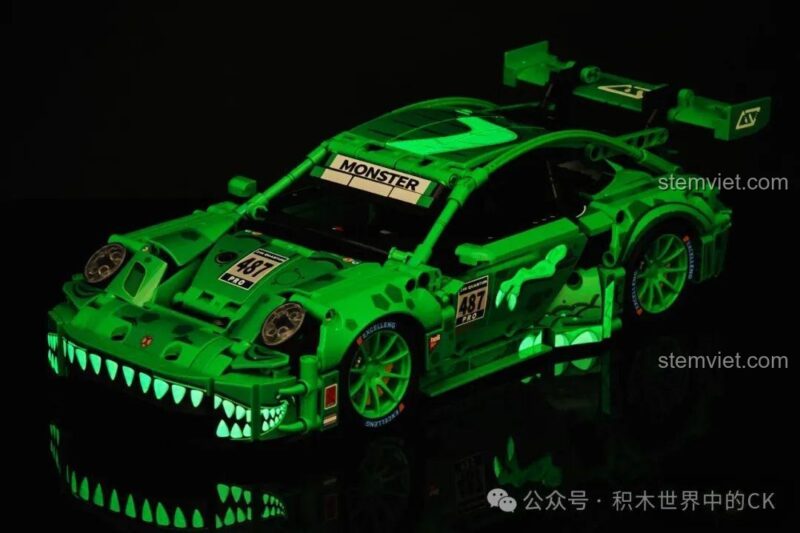 Hệ thống treo sau của đồ chơi xây dựng Xe đua Porsche Bá Vương Long, đảm bảo khả năng vận hành mượt mà và ổn định cho mô hình.