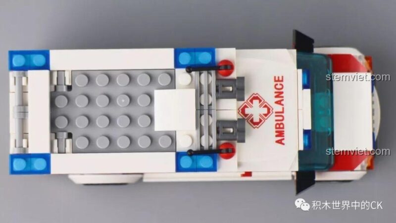 Mô hình Xe Cứu Thương Sembo Block 601303 hoàn chỉnh, góc nhìn từ trên xuống, nóc xe có đèn còi, đồ chơi mô hình Xe Cứu Hộ Khẩn Cấp