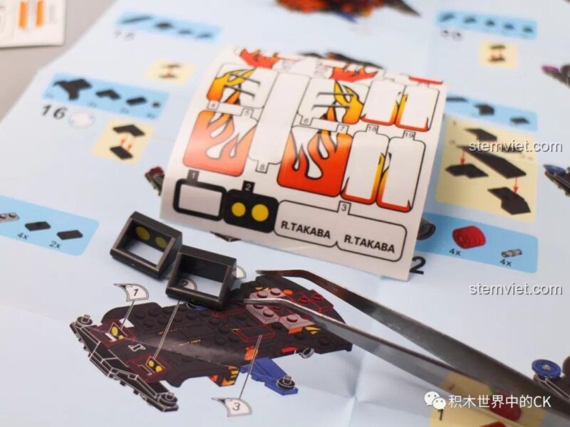 So sánh minifigure Tam Quốc Đằng Cát của bộ lắp ghép SEMBO Block 607043 Xe Đua Tốc Độ Spin Axe với phiên bản khác, chất lượng tốt.