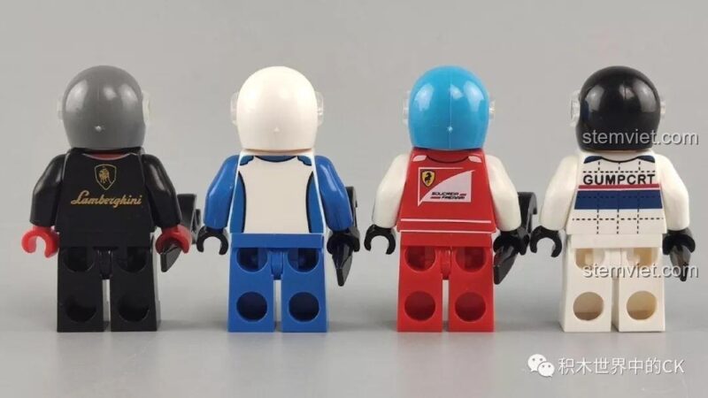 Mặt sau của bốn minifigure tay đua SEMBO, thể hiện chi tiết trang phục.