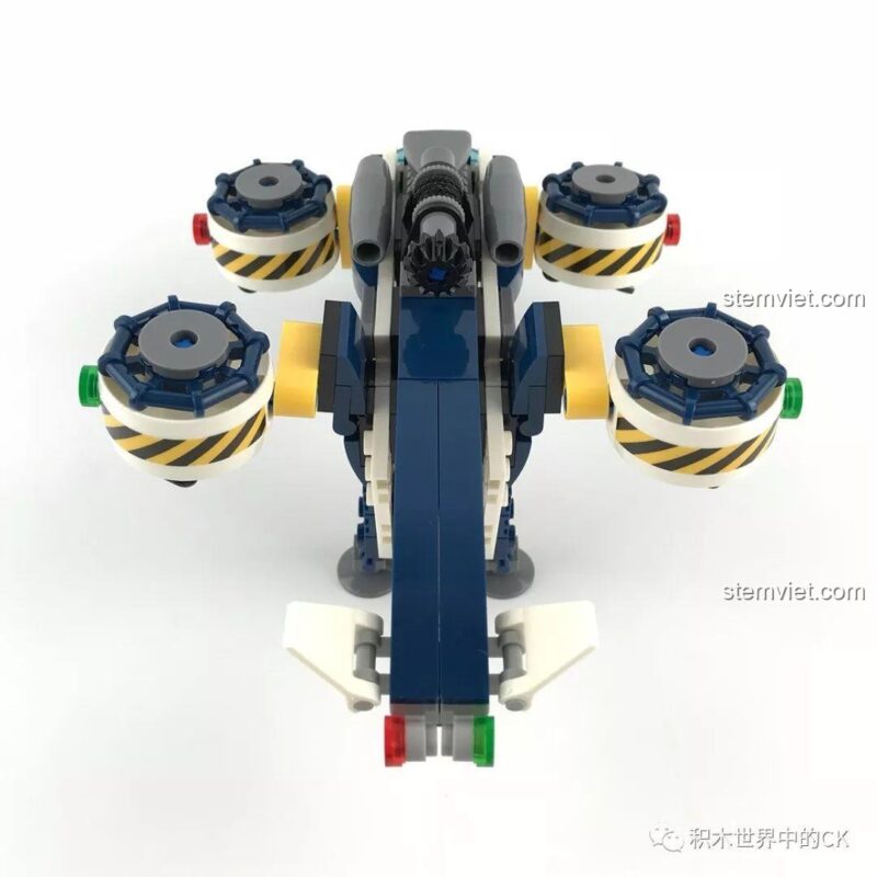 Mặt sau của mô hình máy bay Sembo SD9510 với hai cánh quạt sau có thể gập lại.