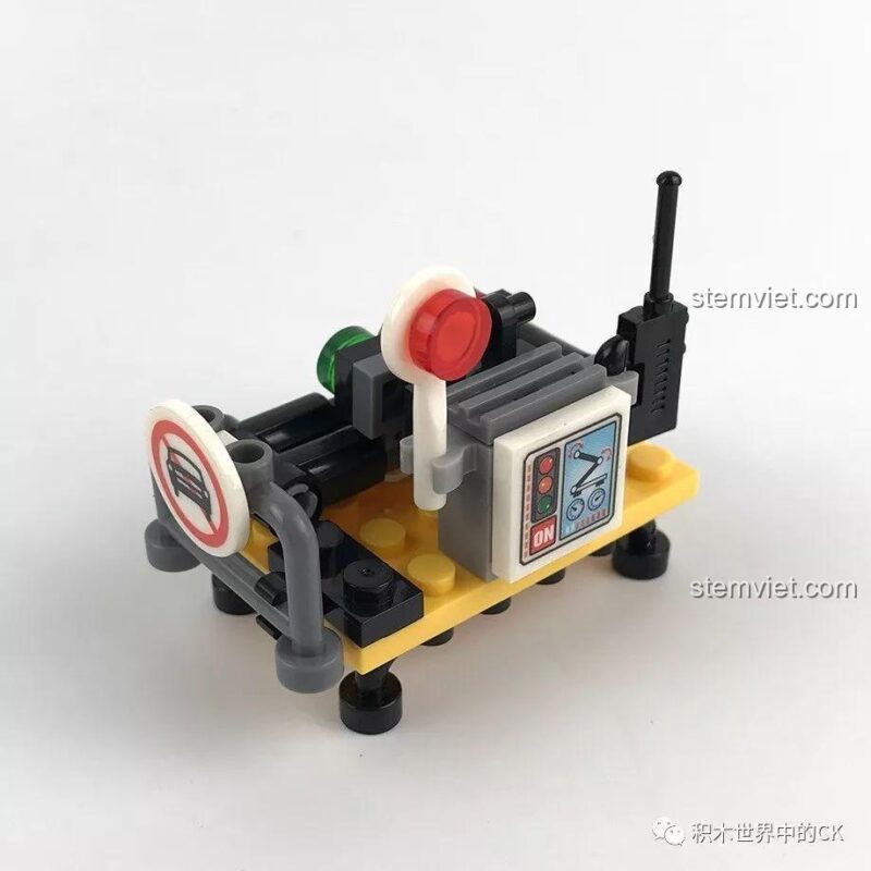 Mặt sau của minifigure cảnh sát giao thông với chữ POLICE trong bộ đồ chơi Sembo 9510.
