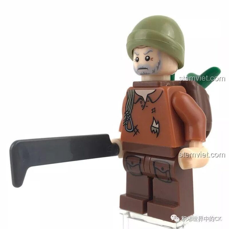 Minifigure người hái thuốc cầm một con dao rựa, sẵn sàng cho chuyến đi rừng trong bộ đồ chơi Sembo SD9511.