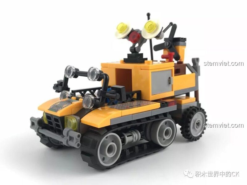 Mô hình Xe Hỗ Trợ Xung Kích Rừng Rậm Sembo SD9511 sau khi lắp ráp hoàn chỉnh, góc nhìn từ phía trước.