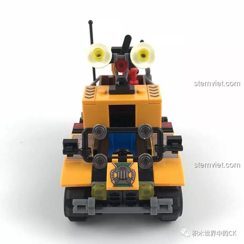 Mô hình xe cứu hộ bánh xích Sembo SD9511 nhìn từ phía sau, nổi bật với hệ thống đèn và radar.