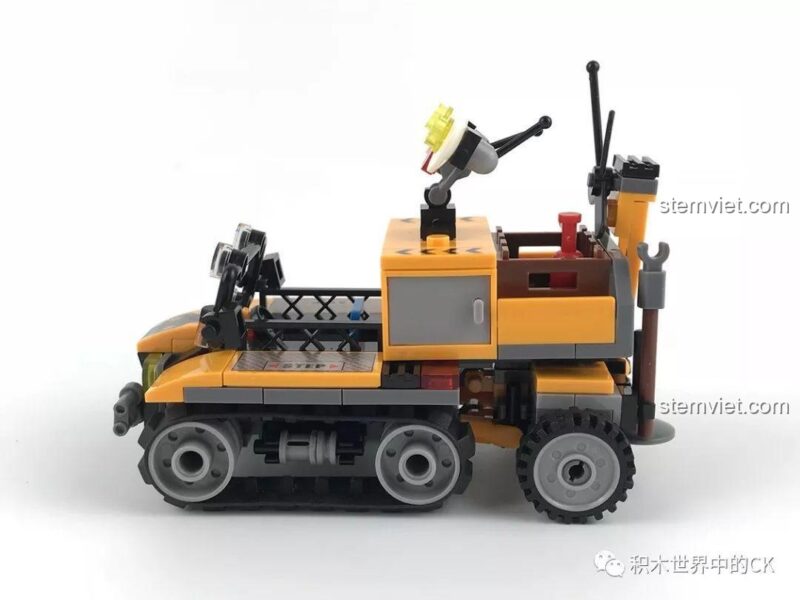 Góc nhìn ngang của xe cứu hộ rừng rậm Sembo SD9511, thể hiện rõ hệ thống bánh xích và cấu trúc xe.