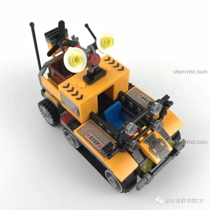 Nhìn từ trên xuống mô hình xe cứu hộ Sembo SD9511, khoang lái và các thiết bị trên nóc xe.