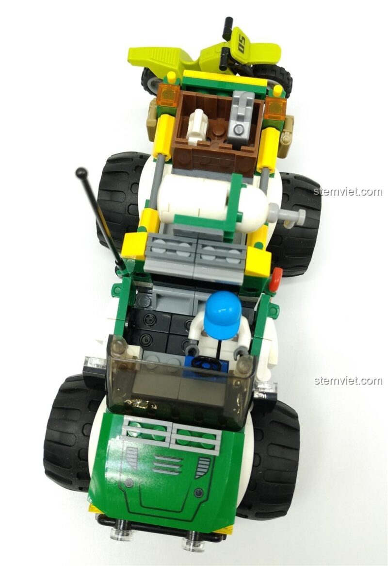 Minifigure đang ngồi trong buồng lái của xe bán tải, một chi tiết thú vị của bộ đồ chơi SEMBO 9552.