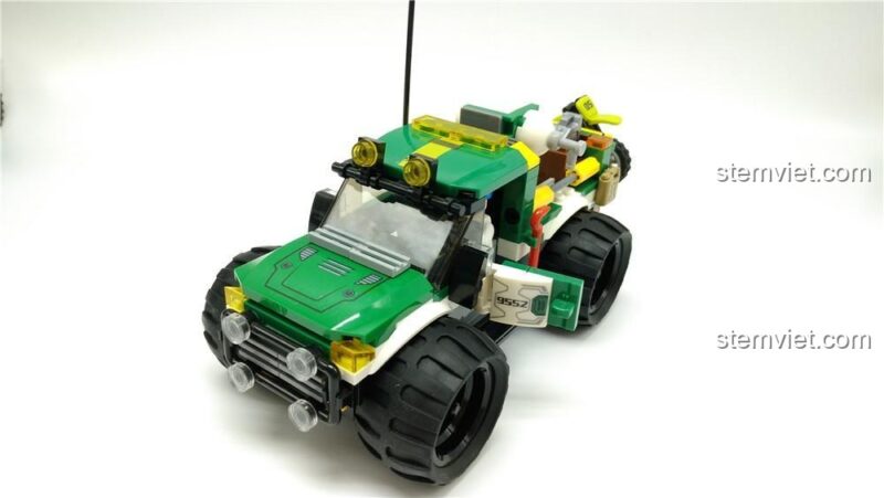 Ảnh chụp tổng thể xe bán tải off-road SEMBO từ góc chéo, khoe trọn vẻ ngoài cứng cáp và sẵn sàng cho mọi nhiệm vụ.