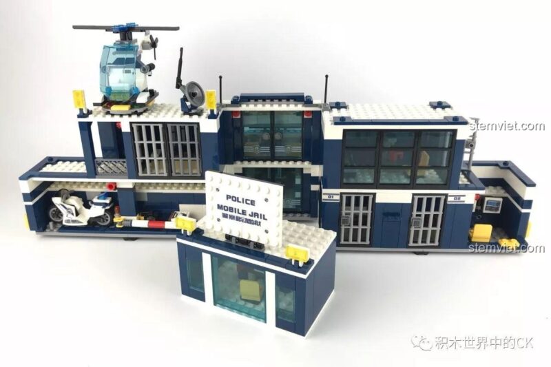 Mở rộng thân xe để biến hình thành trạm giam di động, tính năng độc đáo của bộ lắp ghép Xe Cảnh Sát Biến Hình SD9816.