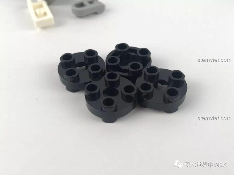 Quá trình lắp ráp phần đầu xe của bộ đồ chơi lắp ráp Trạm Giam Di Động SEMBO SD9816, từng bước dễ dàng cho bé trai.
