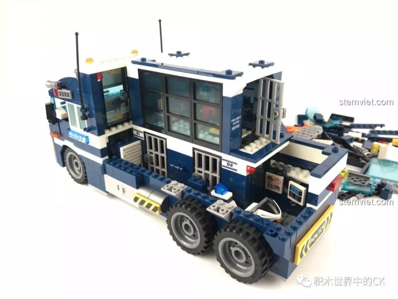 Chi tiết bánh lái có thể xoay của bộ đồ chơi mô hình Xe Tải Cảnh Sát Biến Hình 9816, tăng tính tương tác khi chơi.