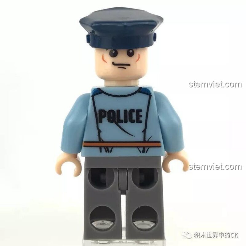 Minifigure Tiểu Vỹ trong bộ đồ chơi SEMBO SD9816, bộ lắp ghép Xe Cảnh Sát Biến Hình, mang đến trải nghiệm chơi thú vị.