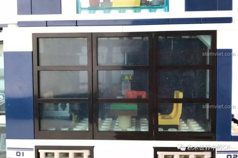 Phòng thẩm vấn chi tiết trong bộ đồ chơi lắp ráp Trạm Giam Di Động SEMBO SD9816, có bàn và ghế, tạo kịch bản chơi chân thực.