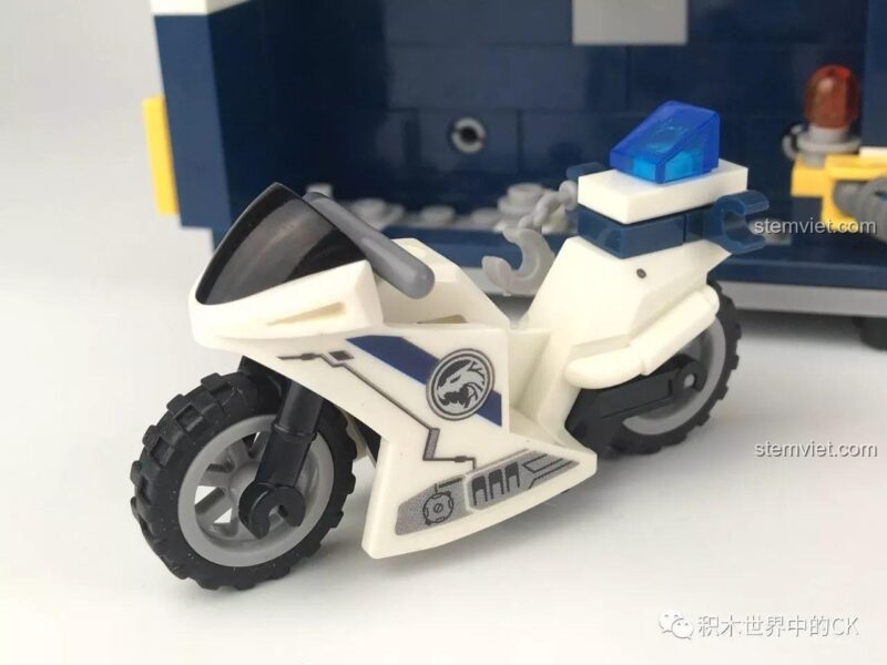 Mô hình Trạm Giam Di Động SEMBO SD9816 sau khi biến hình, mang đến không gian chơi rộng lớn và chi tiết cho bé trai.