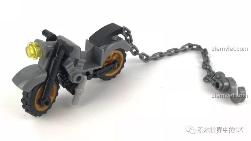 Mặt lưng minifigure Tù Nhân của bộ đồ chơi mô hình Xe Tải Cảnh Sát Biến Hình 9816, chi tiết in ấn rõ ràng.