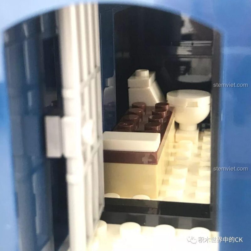 Khu vực chụp ảnh tội phạm trong bộ lắp ghép Trạm Giam Cảnh Sát SD9816, tăng cường tính chân thực cho trò chơi nhập vai.