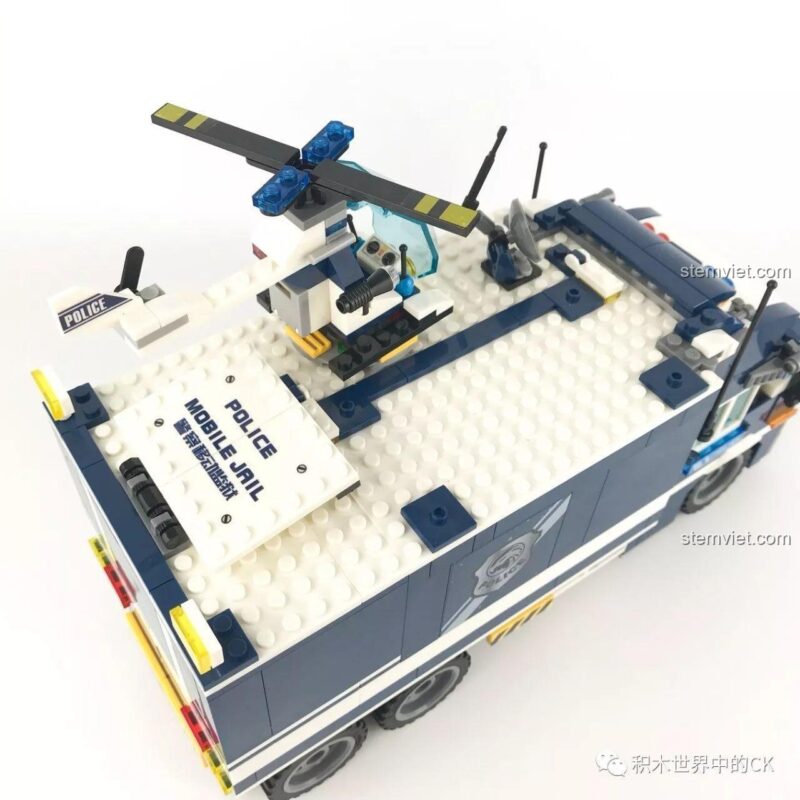 Sân đỗ trực thăng trên nóc bộ đồ chơi lắp ráp Trạm Giam Di Động SEMBO SD9816, tăng cường khả năng chơi nhập vai.