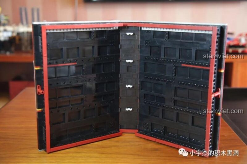 Bên trong cuốn sách Iron Book, nơi sẽ trưng bày 52 minifigures Người Sắt.