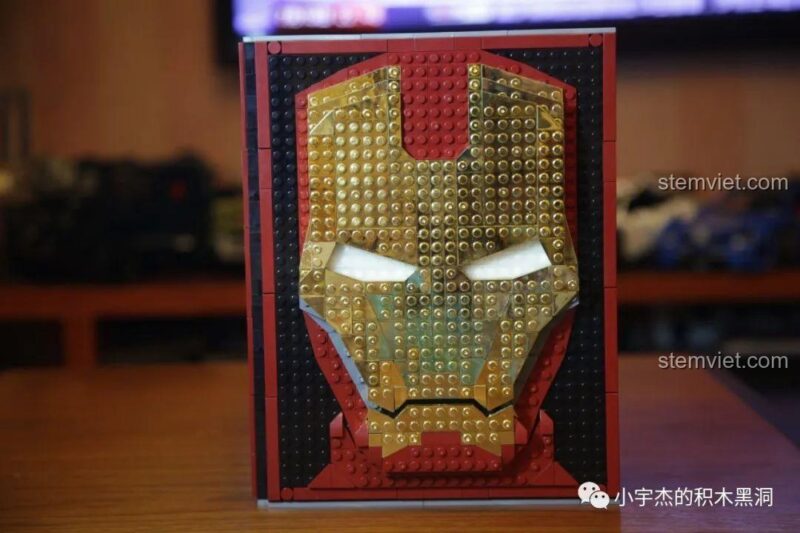 Mô hình Sách Người Sắt hoàn chỉnh với bìa mosaic mặt nạ mạ vàng.