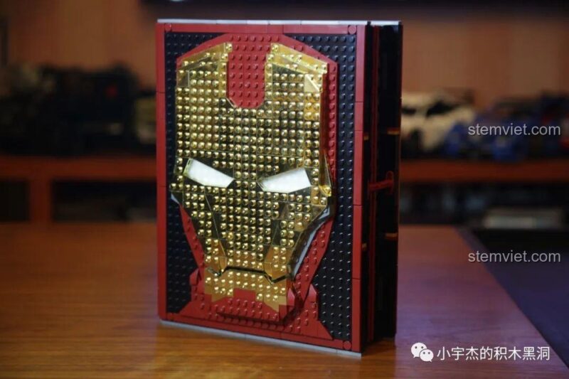 Góc nhìn khác của bìa sách Iron Book SY1361 phiên bản mạ vàng.