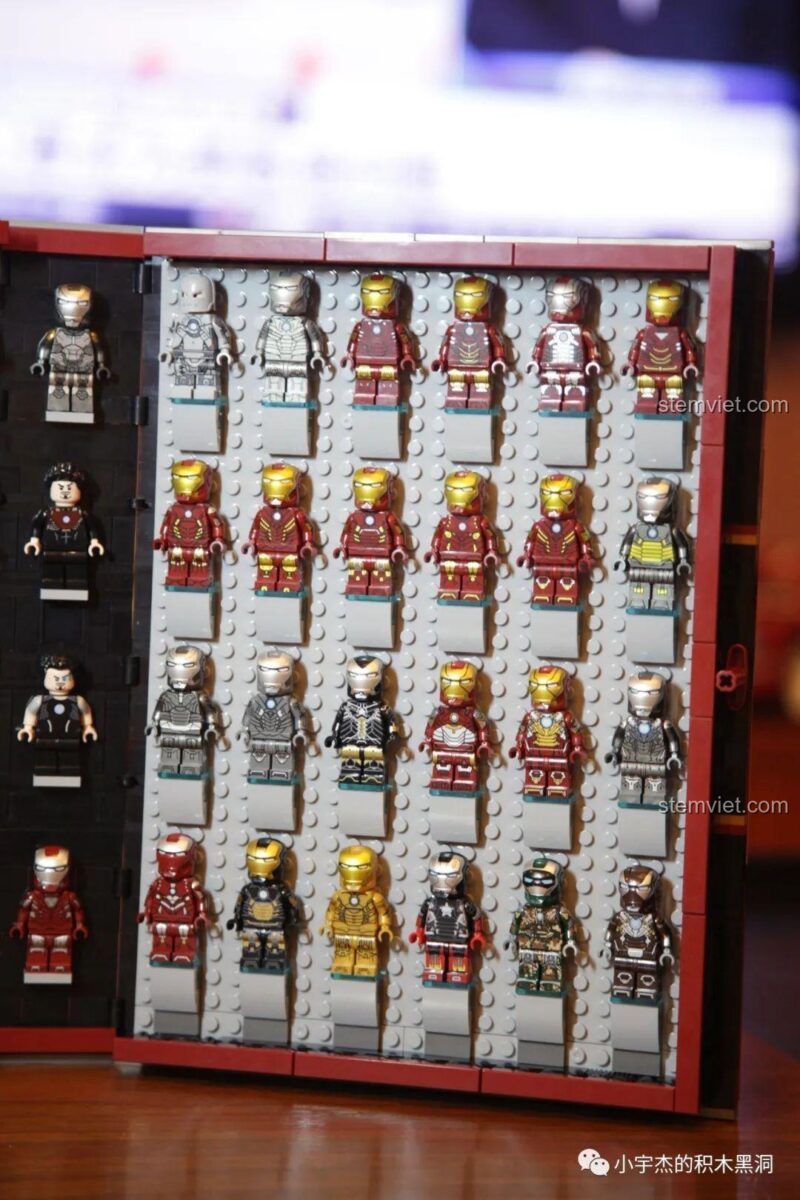 Cận cảnh một bên của bộ sưu tập minifigure Người Sắt, thể hiện sự đa dạng của các bộ giáp.