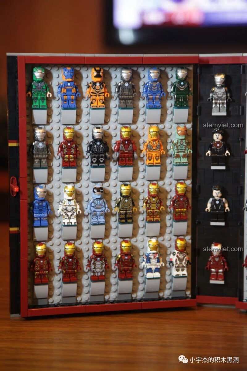 Cận cảnh bên còn lại của bộ sưu tập 52 minifigures Iron Man trong Sách Người Sắt 1361.