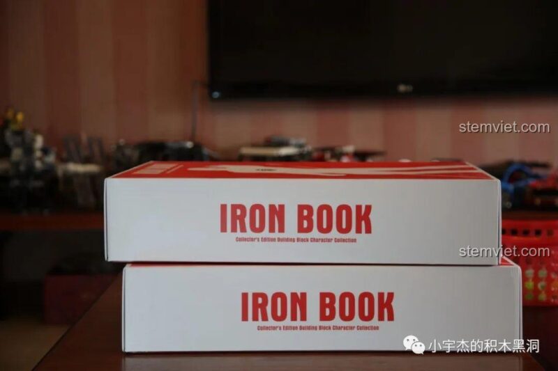 Hai hộp bộ lắp ráp Iron Book SY1361 xếp chồng lên nhau.